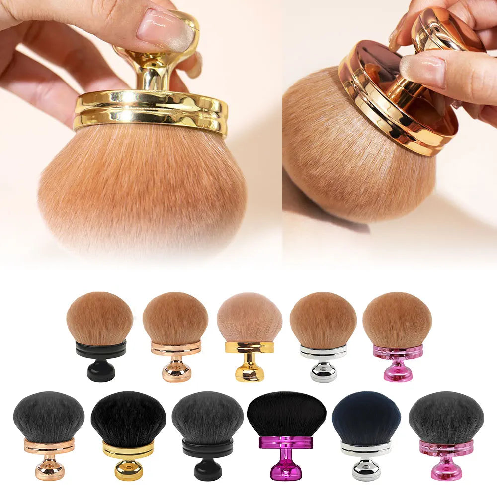 Collection de grands pinceaux de maquillage en poudre avec différentes teintes et couleurs, avec ferrules or et argent.