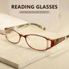 Une paire de lunettes à tortoiseshell posée sur une surface blanche avec diverses options de lentilles listées à proximité.