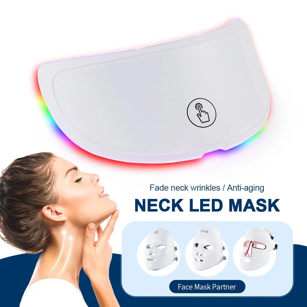 Eine weiße LED-Maske neben dem Hals einer Frau, die ihre Wirkung zur Faltenreduzierung und Anti-Aging demonstriert.