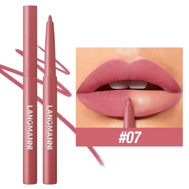 Tub de delineador labial Langmanni en tono #07 con aplicación de labial rosa en los labios.