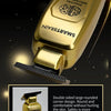 Nahaufnahme einer goldenen digitalen kabellosen Haarschneidemaschine mit doppelseitigem, abgerundetem Eckdesign.