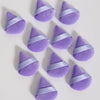 Un ensemble de touffes de poudre triangulaires violettes avec des rubans de satin violet clair.