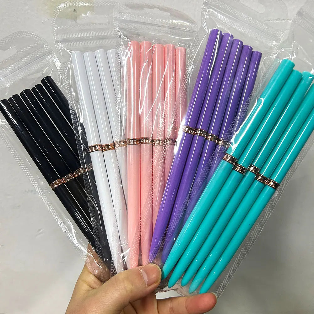 Collection de pinceaux liners pour ongles professionnels dans diverses couleurs : noir, blanc, rose, violet et turquoise.