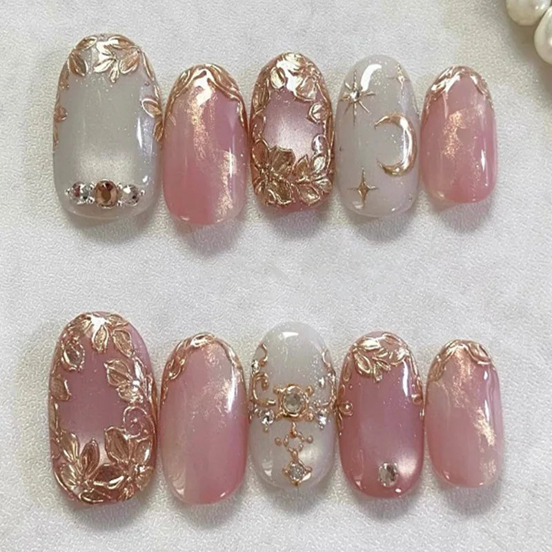 Un ensemble de 24 ongles press-on roses français à noisette avec finition dégradé et accents floraux dorés.