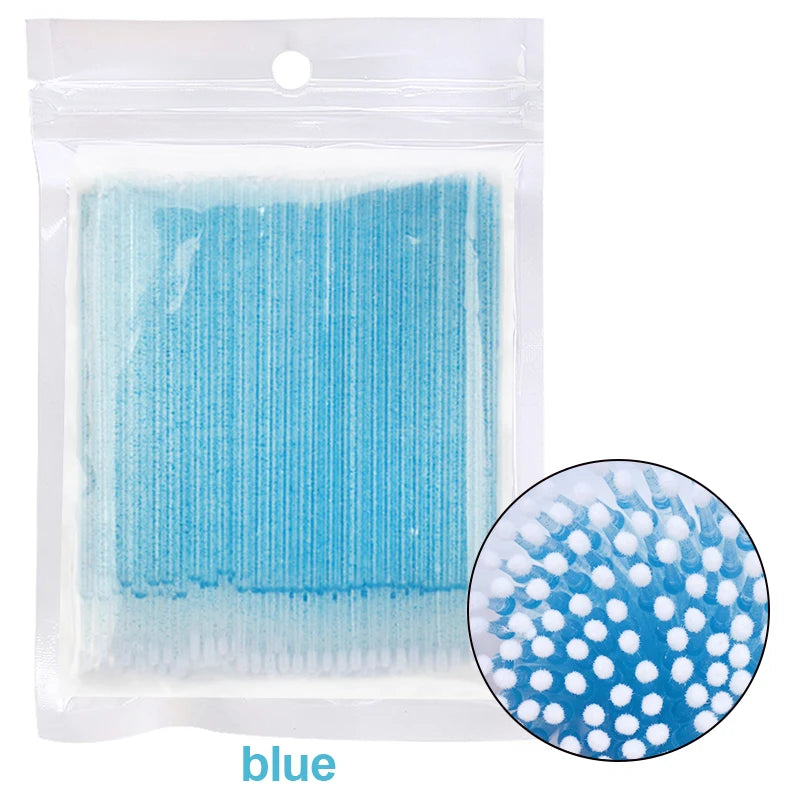 Sac en plastique transparent contenant des brosses de nettoyage pour cils et extensions bleues.