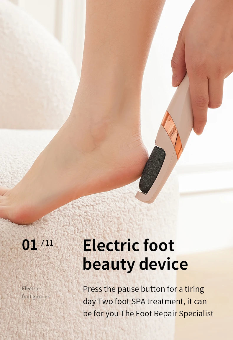 Une main tient un appareil électrique de beauté pour les pieds, démontrant son utilisation pour un soin spa.
