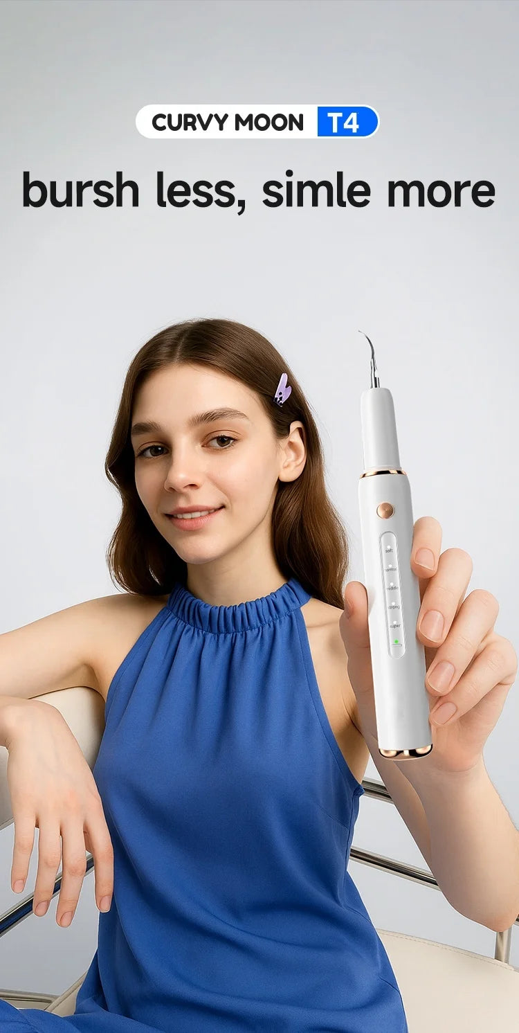 Eine Frau hält ein weißes Ultraschall-Zahnscaler-Gerät und trägt ein blaues Oberteil.