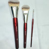 Un jeu de trois pinceaux de maquillage pour fond de teint anglés avec des ferrules argentées et des manches marron.