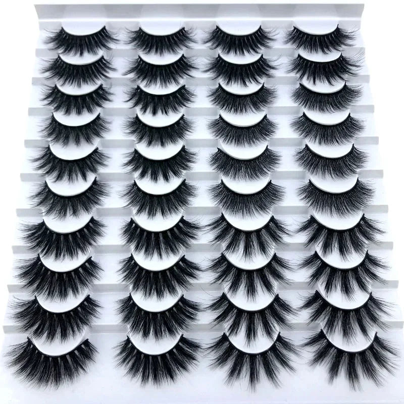 Une bande de faux cils de renard noirs en 3D présentée dans un plateau en plastique.
