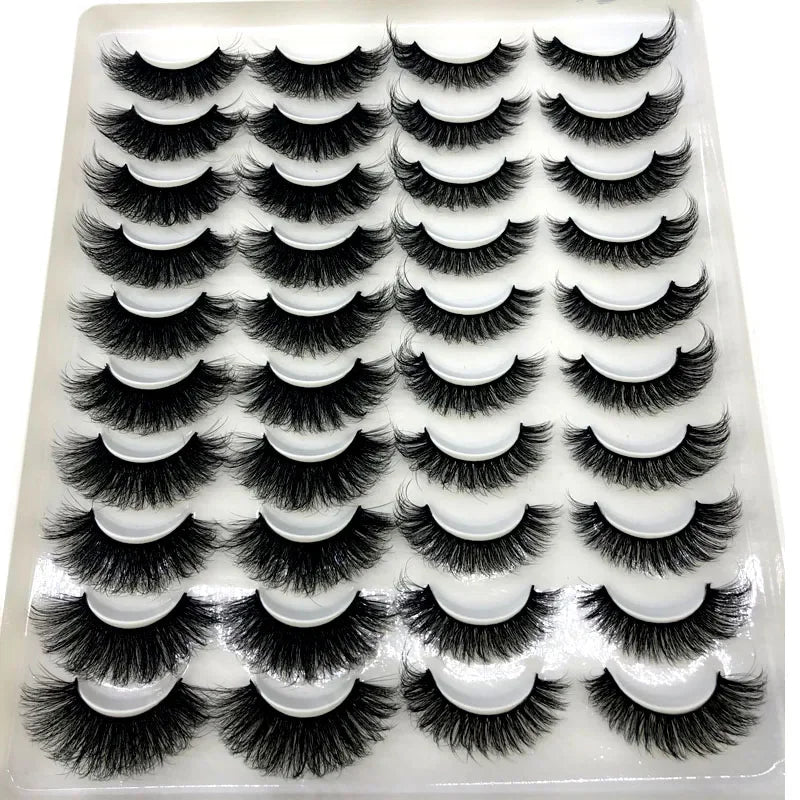 Un plateau de faux cils de renard en 3D montrant divers styles et longueurs.