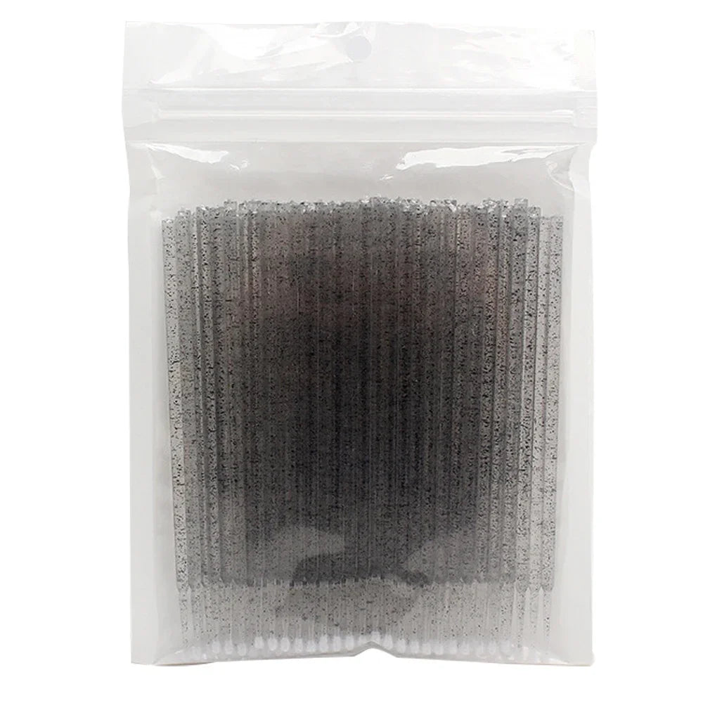 Sachet plastique transparent rempli de cotons-tiges de précision pour extensions de cils.