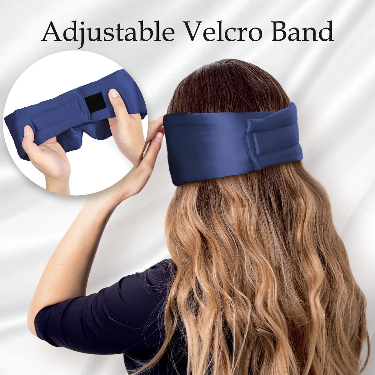 Eine Frau passt eine dunkelblaue Velcro-Schlafmaske auf ihre Stirn an.