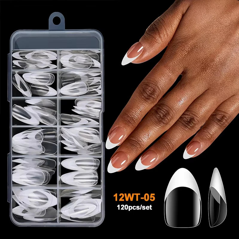 Une main tient un contenant en plastique transparent rempli de pointes de ongles en acrylique pour fausses ongles.