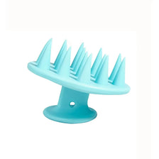 Brosse de massage pour cuir chevelu et cheveux en silicone bleu clair, portable, avec plusieurs pointes.