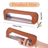 Braun-PU-Leder-Make-up-Pinsel-Organizer-Tasche mit klarem Fenster und goldfarbenem Anhänger, gehalten von einer Hand.