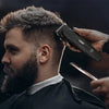 Ein Mann lässt sein Haar mit einer VGR Hochgeschwindigkeits-Haarschneidemaschine professionell trimmen.