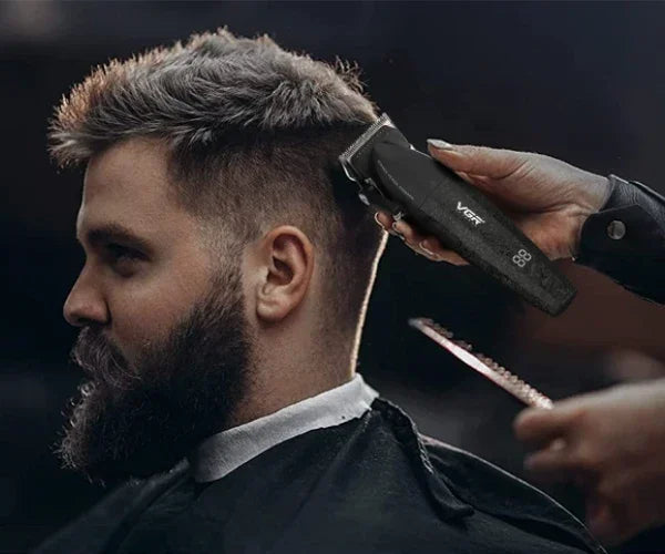 Ein Mann lässt sein Haar mit einer VGR Hochgeschwindigkeits-Haarschneidemaschine professionell trimmen.