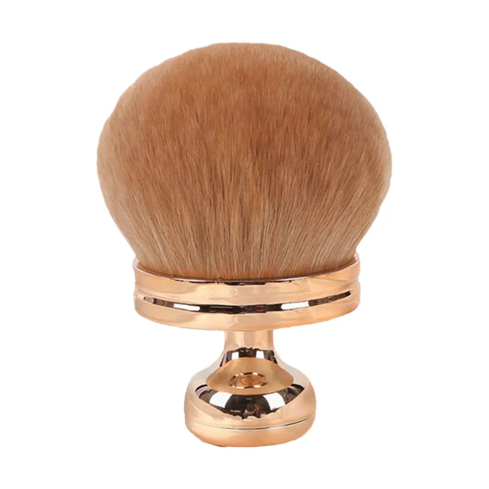 Une grande poudre de maquillage ronde et dorée avec une base métallique.