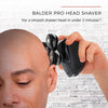 Una mano está usando una afeitadora Balder Pro en la cabeza rapada de un hombre para el arreglo personal.