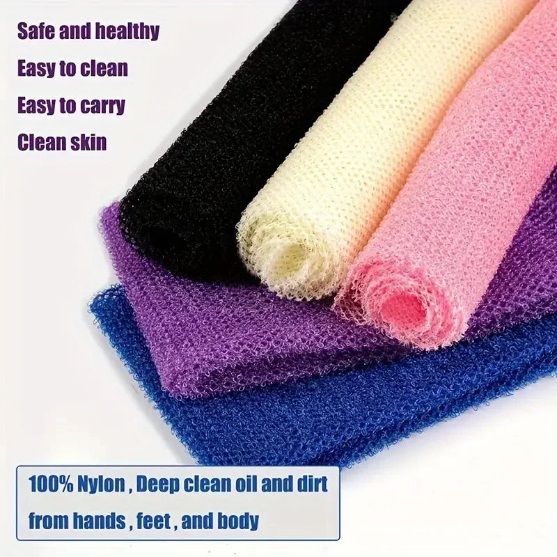 Pila de exfoliantes de nylon naturales morados, azules y rosados para limpiar el cuerpo.