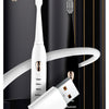 Cepillo eléctrico blanco y cable de carga USB mostrados en un fondo oscuro.