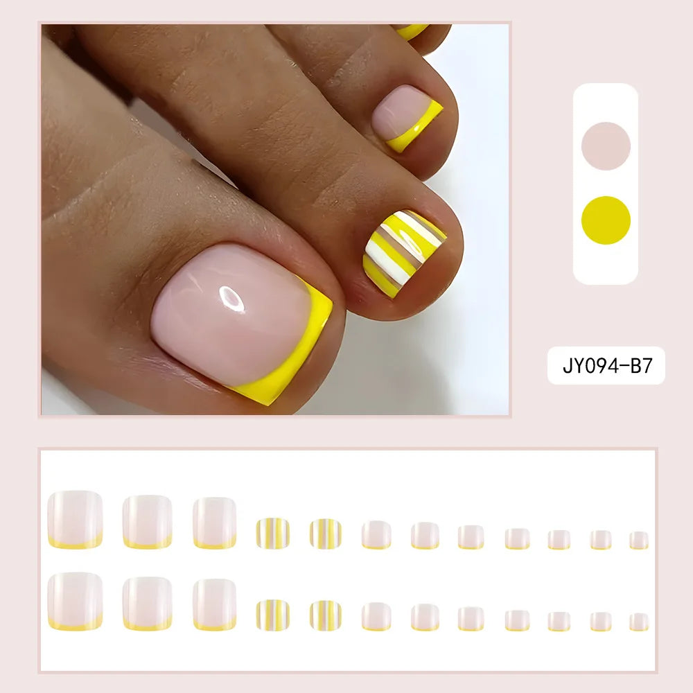 Nahaufnahme einer Hand, die gelbe und rosa wiederverwendbare Kunstnagel mit französischem Design zeigt.