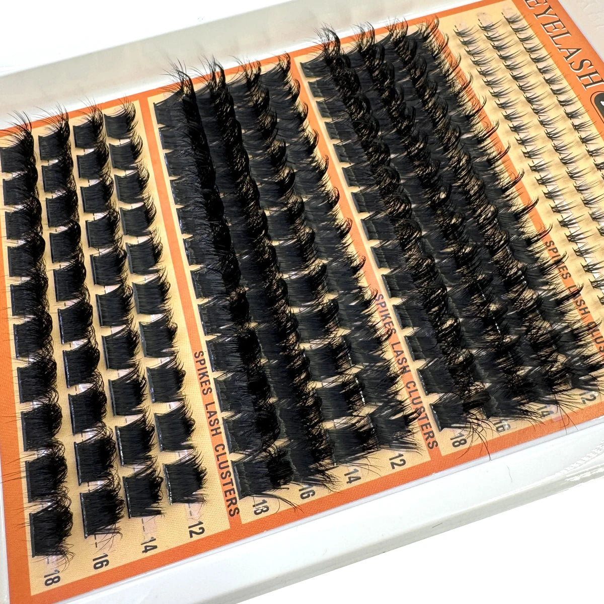Collection de clusters de cils pointus DIY pour extensions de salon, présentés dans une boîte.