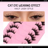 Gros plan sur les yeux montrant un effet œil de chat et un échantillon de faux cils naturels et fins.