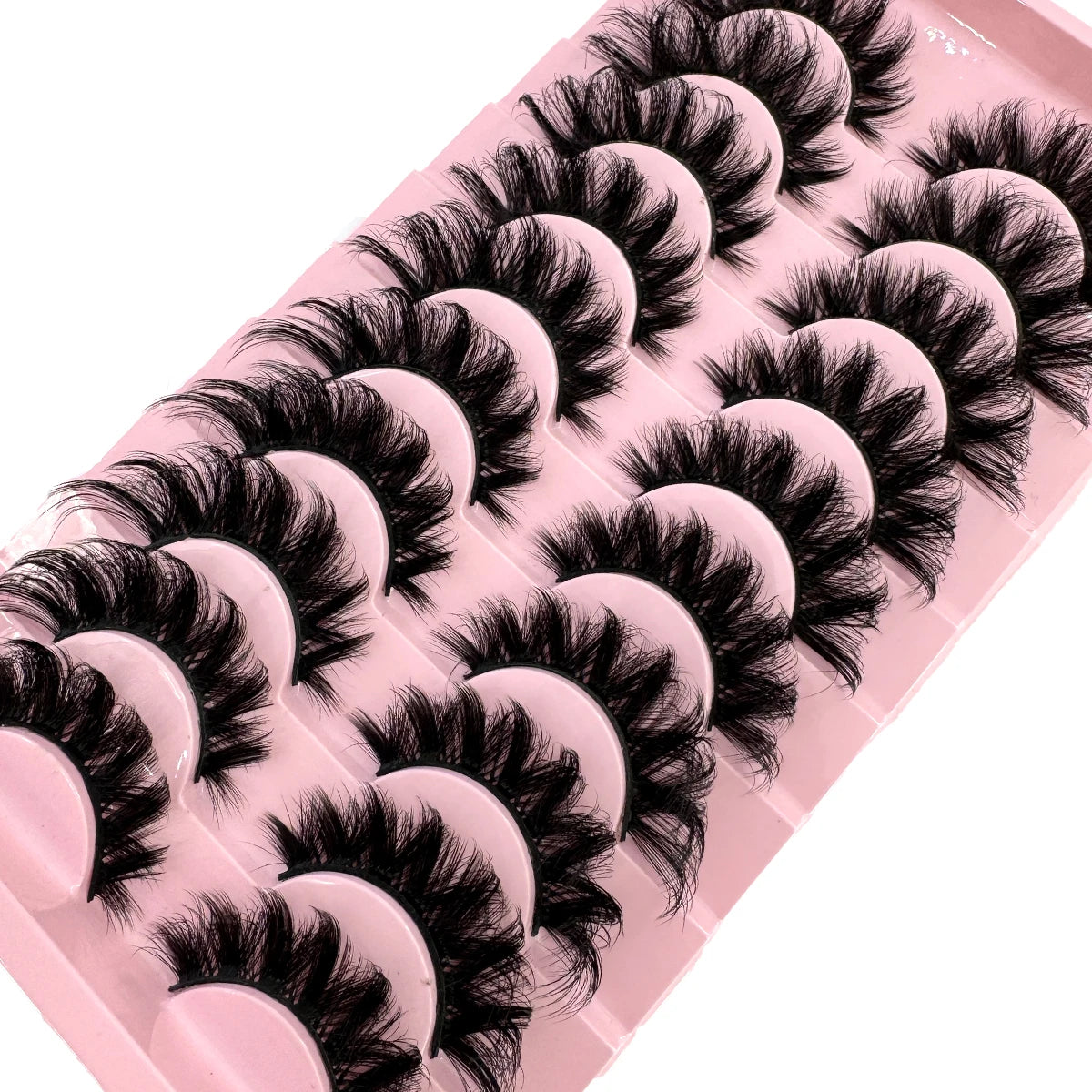 Plateau en plastique rose contenant un ensemble de faux cils de renard noirs.