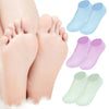 Set von silikonigen Fußsocken zur Feuchtigkeitspflege in hellblauen, rosa und grünen Farben auf weißem Hintergrund