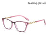 Lunettes à œil de chat roses avec accents dorés sur fond blanc.