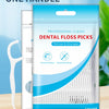 Un paquet de ficelles dentaires Rimi Smile Clean Teeth à une main, bleu et blanc, à côté d'un distributeur de fil dentaire bl