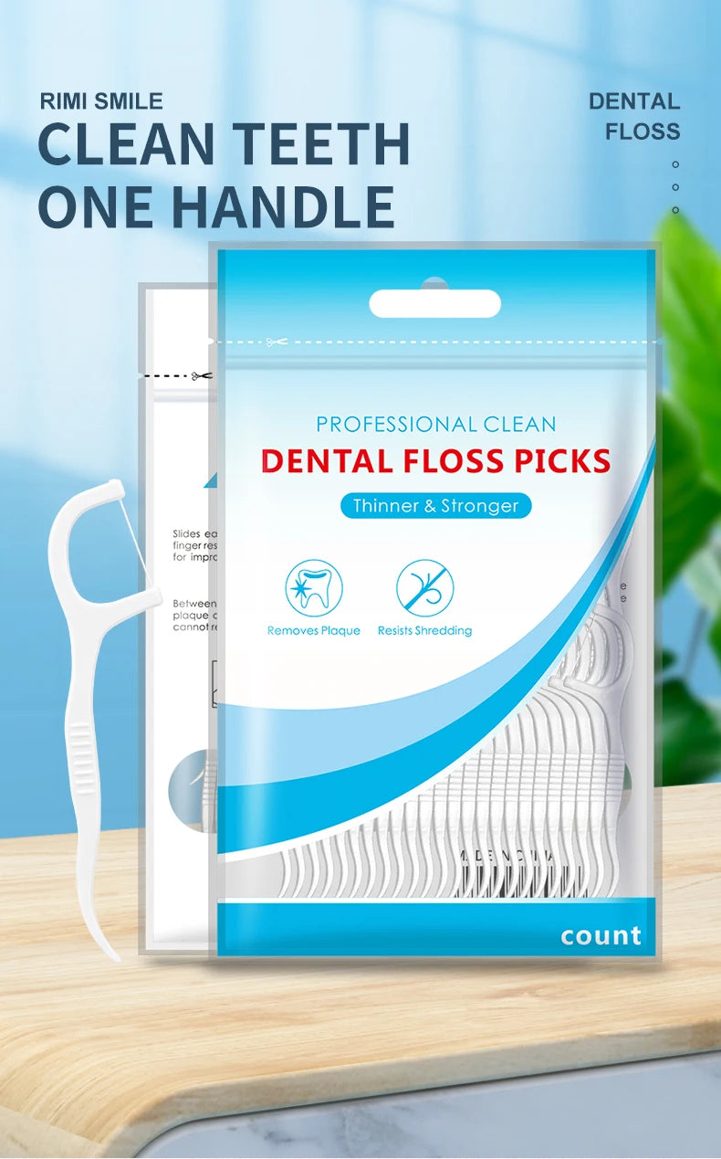 Un paquet de ficelles dentaires Rimi Smile Clean Teeth à une main, bleu et blanc, à côté d'un distributeur de fil dentaire bl