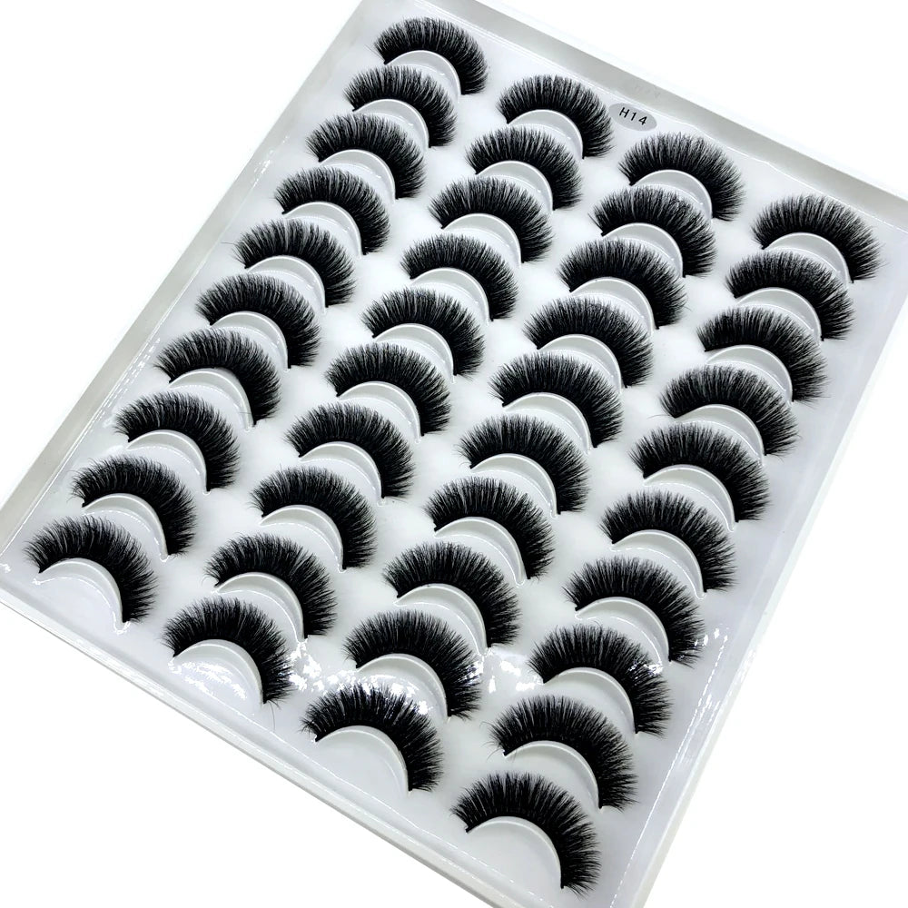 Plateau en plastique contenant un ensemble de faux cils de renard naturels pour usage cosmétique.