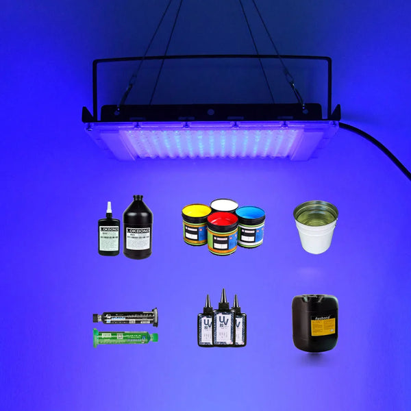 Une lampe de polymérisation UV éclaire diverses petites bouteilles de résine et de produits d'activation de colle sur un fond