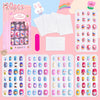 Colección de 120 uñas postizas prensables para niños en varios colores y diseños, mostradas en empaques y paletas.