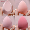 Un ensemble de tampons de maquillage et de plumes poudreuses roses, présentés sous différents angles et couleurs.