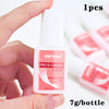 Una mano sostiene una botella de Antegu Pro's Choice Glue, un tubo rosa con tapa blanca, mostrando el tamaño de 7g por botell