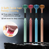 Un set de trois brosses nettoyantes pour le visage en poils doux de différentes couleurs, posées sur une surface sombre.