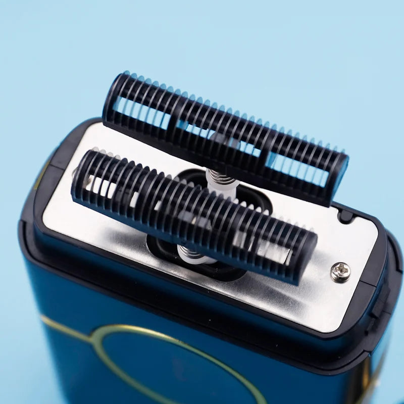 Primer plano de una máquina profesional de cortar pelo eléctrica con cuerpo negro y plateado y un conjunto de cuchillas girat