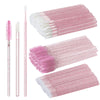 Un set de brochas desechables para pestañas en rosa y blanco, mostradas en varias formas y ángulos.