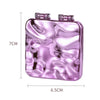 Miroir de maquillage carré pliable avec finition rose brillant et bords décoratifs.