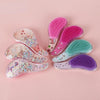 Un set de six peignes pour cheveux en silicone colorés avec différentes textures et paillettes pour enfants et adultes