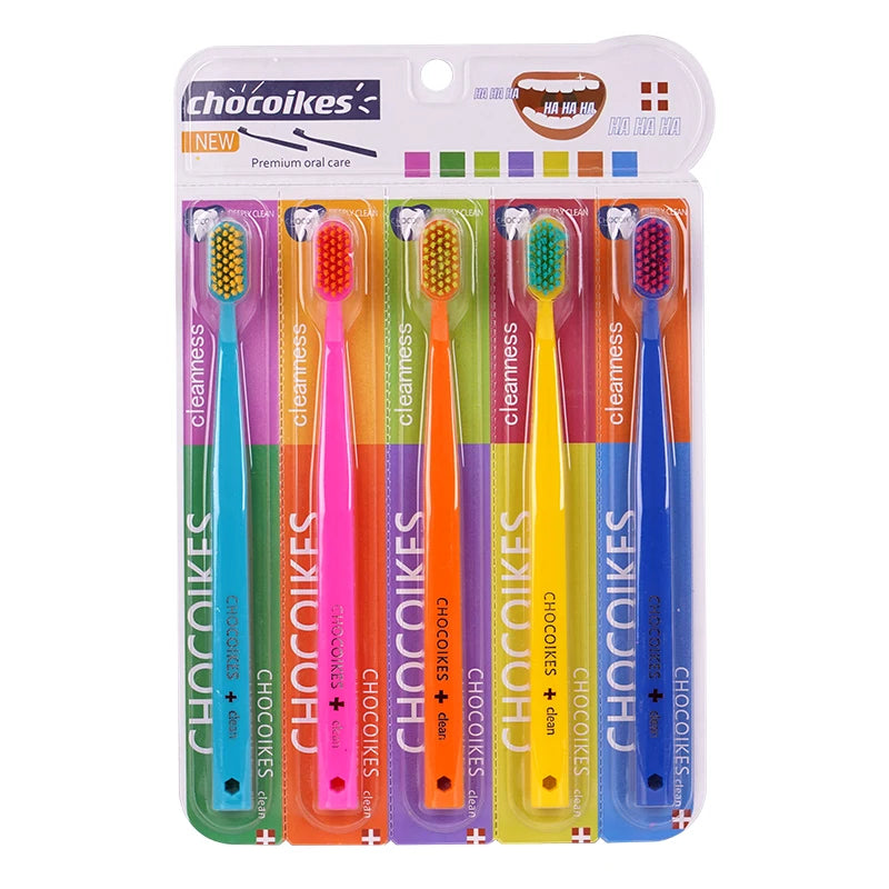 Un pack de brosses à dents orthodontiques Chocokes à poils fins dans différentes couleurs.