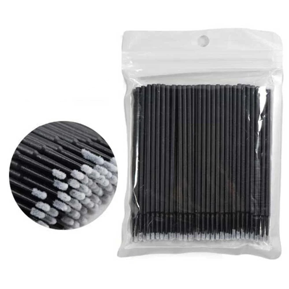 Sac en plastique transparent contenant une grille de cotons-tiges noirs de précision pour extensions de cils.