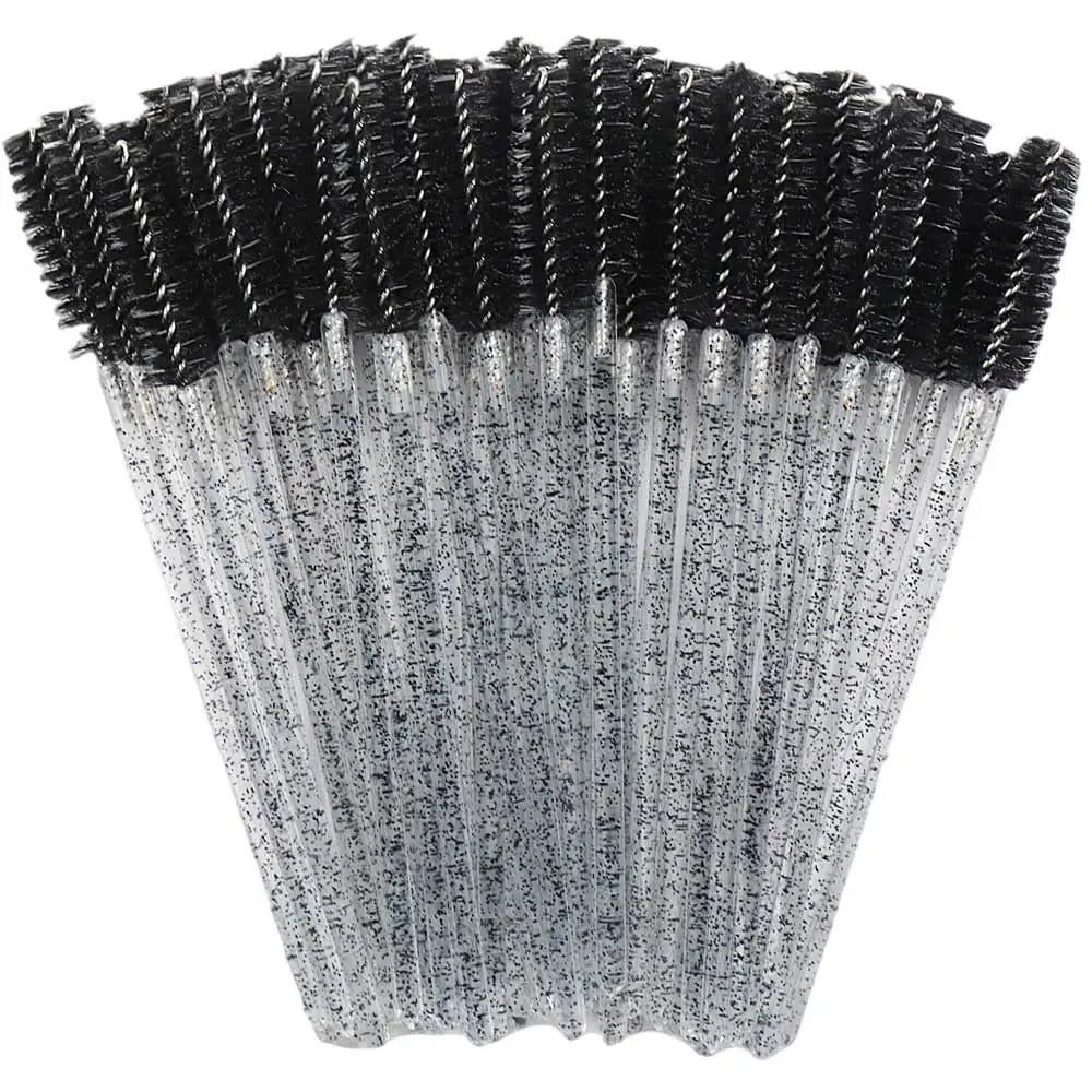 Un ensemble de pinceaux à cils jetables multicolores avec des poils noirs et argentés.