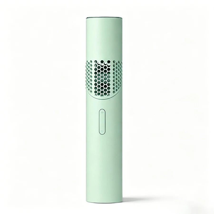 Vertikaler, hellmintgrüner Handventilator mit perforierter Gitter und Knopf.