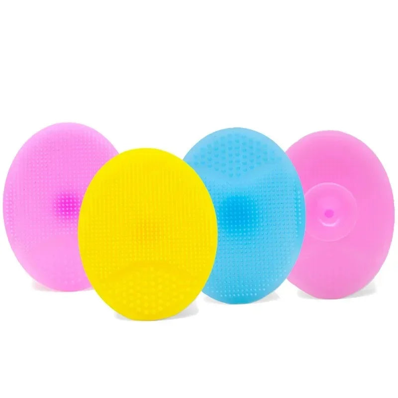 Ein Set aus vier silikonigen Gesichtsreinigung-Bürsten in rosa, gelb, blau und magenta.
