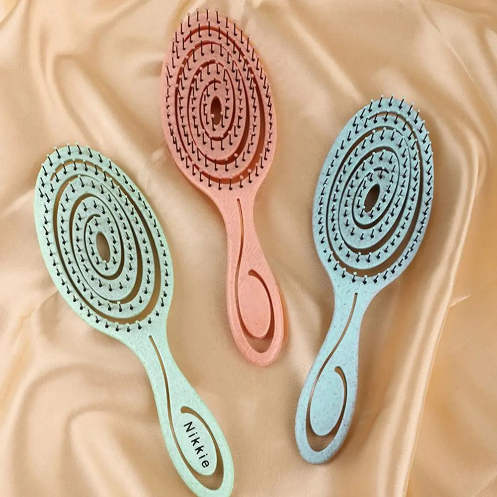 Trois peignes pour cheveux dans des tons rose et vert menthe, présentés sur un tissu pêche.