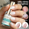 Une main applique un vernis renforçant blanc laqué sur les ongles, montrant les résultats avant et après.